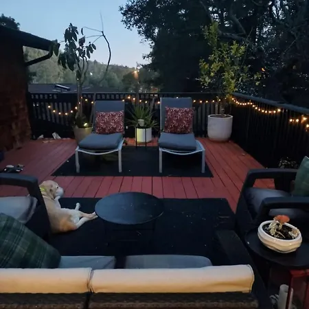 Montclair Escape With Deck And Cozy Comforts